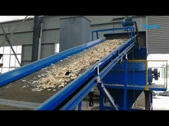Wood crushing machine